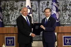 Tổng thống Israel Isaac Herzog (phải) chỉ định lãnh đạo đảng Likud Benjamin Netanyahu thành lập Chính phủ, tại Jerusalem, ngày 13/11. (Ảnh: AFP/TTXVN)