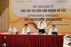 Các đại biểu chủ trì hội thảo. (Ảnh: Phạm Minh Tuấn/TTXVN)