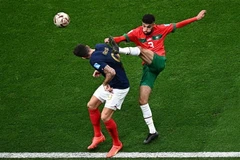 Pha tranh bóng giữa tiền đạo Pháp Olivier Giroud (trái) và hậu vệ Maroc Noussair Mazraoui. (Ảnh: AFP/TTXVN)