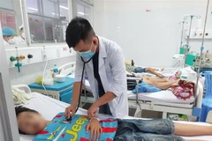 Điều trị cho bệnh nhân sốt xuất huyết. (Ảnh: Huỳnh Phúc Hậu/TTXVN)