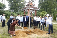 Đoàn đại biểu Ban Tổ chức Trung ương Đảng Nhân dân Cách mạng Lào trồng cây lưu niệm tại Khu di tích Cách mạng Lào. (Ảnh: Nam Sương/TTXVN)