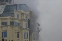 Khói bốc lên từ hiện trường vụ tấn công một khách sạn ở trung tâm thủ đô Kabul, Afghanistan ngày 12/12. (Ảnh: THX/TTXVN)