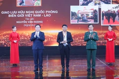 Đại tướng Phan Văn Giang, Ủy viên Bộ Chính trị, Phó Bí thư Quân ủy Trung ương, Bộ trưởng Bộ Quốc phòng và Bí thư Trung ương Đảng, Trưởng ban Tuyên giáo Trung ương Nguyễn Trọng Nghĩa trao giải nhất cho tác giả Nguyễn Văn Hoàng. (Ảnh: Phương Hoa/TTXVN)