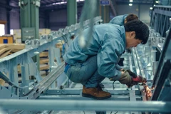 Tiền lương thực tế hàng tháng ở nhiều quốc gia sụt giảm nghiêm trọng. (Nguồn: ILO)