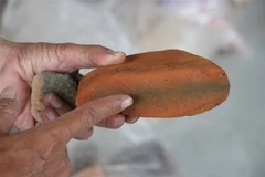 Một mảnh gạch thăm dò khảo cổ thu được tại di tích Thành cổ Châu Sa. (Ảnh: Đinh Hương/TTXVN)
