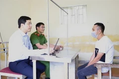 Thượng tá Nguyễn Hồng Phong, Giám đốc Công an tỉnh Hà Tĩnh trực tiếp làm việc với đối tượng cầm đầu đường dây. (Ảnh: TTXVN phát)