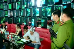 Bắt quả tang 28 đối tượng tàng trữ, sử dụng trái phép chất ma túy tại 4 phòng hát trong quán karaoke. (Ảnh: Trọng Nguyễn -TTXVN phát.