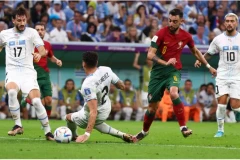 Trung vệ Bruno Fernandes (trái) ghi bàn thắng nhân đôi cách biệt cho đội Bồ Đào Nha. (Ảnh: AFP/TTXVN)