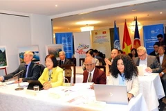 Các diễn giả và đại biểu tham dự trực tiếp hội thảo. (Ảnh: Tố Uyên/TTXVN)