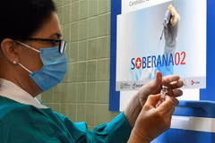 Nhân viên y tế chuẩn bị vaccine Soberana 2 phòng COVID-19 tại La Habana, Cuba. (Ảnh: AFP/TTXVN)