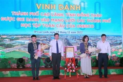 Bà Miki Nozawa, Trưởng Ban Giáo dục của Văn phòng UNESCO tại Hà Nội trao Giấy chứng nhận thành phố Cao Lãnh là thành viên Mạng lưới các thành phố học tập toàn cầu cho đại diện lãnh đạo thành phố Cao Lãnh. (Ảnh: Nhựt An/TTXVN)