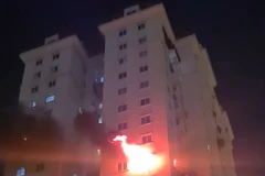 Hà Nội: Cháy căn hộ tầng 9 chung cư tại Phú Thượng