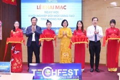 Các đại biểu thực hiện nghi lễ cắt băng khai mạc Ngày hội. (Nguồn: Sở Khoa học và Công nghệ tỉnh Đồng Nai)