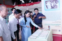 Bà Phan Kiều Thanh Hương (ngoài cùng bên trái), Phó Chủ tịch Ủy ban MTTQ Việt Nam Thành phố Hồ Chí Minh, cùng các đại biểu tham quan 'Không gian văn hóa Hồ Chí Minh' tại Hội quán Tuệ Thành, quận 5. (Ảnh: Xuân Khu/TTXVN)