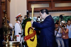 Thủ tướng Phạm Minh Chính và các lãnh đạo, nguyên lãnh đạo Đảng, Nhà nước dâng hương, hoa tưởng niệm cố Thủ tướng Võ Văn Kiệt nhân kỷ niệm 100 năm Ngày sinh của cố Thủ tướng. (Ảnh: Dương Giang/TTXVN)