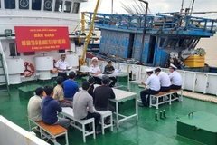 Vùng 3 Hải quân tiến hành bàn giao tàu cá và 7 ngư dân cho lực lượng chức năng thành phố Đà Nẵng. (Ảnh: Quốc Dũng/TTXVN)