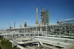 Một góc Nhà máy lọc dầu Dung Quất thuộc Công ty cổ phần lọc hóa dầu Bình Sơn-Tập đoàn Dầu khí Việt Nam. (Ảnh: Doãn Tấn/TTXVN)