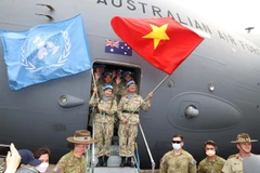 Các sỹ quan Đội Công binh số 1 và Bệnh viện dã chiến cấp 2 số 4 lên đường thực hiện nhiệm vụ. (Ảnh: Trọng Đức/TTXVN)