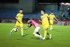 Pha tranh bóng quyết liệt của cầu thủ hai đội. (Ảnh: Phan Quân/TTXVN)