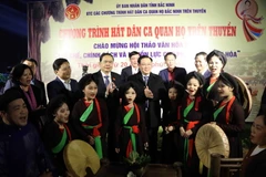 Chủ tịch Quốc hội Vương Đình Huệ và đại biểu chụp ảnh cùng các nghệ nhân, thiếu niên, nhi đồng trong Câu lạc bộ Quan họ măng non Bắc Ninh. (Ảnh: Thanh Thương/TTXVN)