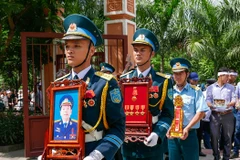 Sáng 21/6, linh cữu Đại tá Trần Quang Khải được đưa tới Đài hóa thân Hoàn vũ trong hàng ngàn ánh mắt đỏ hoe của người thân đồng đội. (Ảnh: PV/Vietnam+)