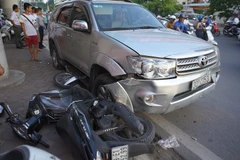 Chiếc xe Fortuner bất ngờ mất lái đâm liên hoàn 9 chiếc xe máy đang lưu thông cùng chiều. (Ảnh: PV/Vietnam+)