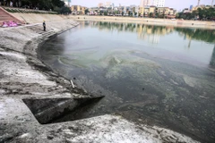 Theo phản ánh của người dân, nước thải đổ trực tiếp vào hồ có thể là nguyên nhân dẫn đến ô nhiễm, bốc mùi khó chịu. 