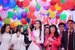 Người đẹp đã cùng hàng trăm bạn học sinh trường Việt Đức thả bóng bay trong ngày lễ khai trường đầy ý nghĩa. (Ảnh: Minh Sơn/Vietnam+)
