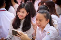Một nữ sinh lớp 10 háo hức với buổi lễ khai giảng năm học mới. (Ảnh: Minh Sơn/Vietnam+)
