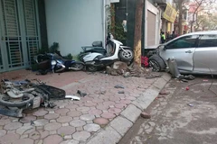 Sáng 29/2, chiếc ôtô mang BKS 29A - 866.23 đang lưu thông bất ngờ mất lái đâm hàng loạt xe máy khiến 2 người tử vong tại chỗ. (Ảnh: PV/Vietnam+)