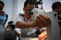 Ông Nguyễn Quang Thiệu, Giám đốc Trung tâm Chiếu xạ Hà Nội cho biết, cuối tuần này sẽ tiếp tục có thêm 10 tấn vải nữa của Công ty Trách nhiệm hữu hạn Rồng đỏ được chiếu xạ tại trung tâm để xuất khẩu đi Australia.