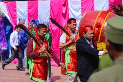 Nhiều người dân tại Ném Thượng đã tỏ ra thất vọng, tiếc nuối khi không được xem cảnh chém lợn hàng năm. ‘Tôi sợ rằng sang năm sẽ không còn nhiều người đến tham dự lễ hội,’ một người dân tại đây cho biết. (Ảnh: Minh Sơn/Vietnam+)