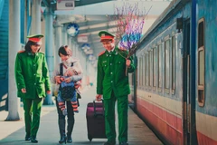 Lực lượng công an giúp đỡ người dân tại ga Hà Nội trong những ngày cuối năm. (Ảnh: PV/Vietnam+)