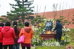Theo nguyện vọng, nhạc sĩ Thanh Tùng được đưa về nơi yên nghỉ tại một ngọn đồi nằm trong khuôn viên của Công viên Thiên Đức (huyện Phù Ninh, tỉnh Phú Thọ). (Ảnh: My Nguyễn/Vietnam+)