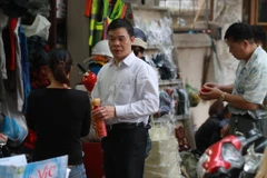 Cánh tài xế chen nhau đi mua bình cứu hỏa cho xe ôtô. (Ảnh: Minh Sơn/Vietnam+)