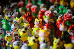 Những con tò he bây giờ đã được cải tiến, đẹp hơn, nhiều hình dạng hơn, chơi lâu hơn. (Ảnh: Minh Sơn/Vietnam+)