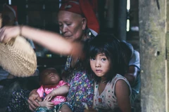 Nỗi sợ hãi núi lở, nước lớn còn hằn lên gương mặt tái dại, xanh lét và lấm lem bùn của những đứa trẻ.