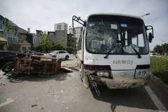 Chiếc xe ba gác bị hư hỏng toàn bộ sau khi đâm trực diện ôtô. (Ảnh: PV/Vietnam+)