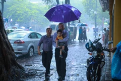 Giữa cơn mưa như trút nước của ngày rằm tháng Bảy, Đại sứ cùng gia đình đi dự lễ Vu Lan - lễ báo hiếu của người Việt, tại chùa Quán Sứ.