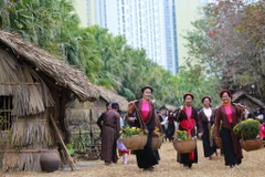 Tại đây các du khách sẽ được hòa vào trong một không gian chợ Tết quê với những gánh hàng hoa, những cô hàng xén mớ ba mớ bảy bên mái nhà tranh. (Ảnh: PV/Vietnam+)