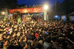 Dòng người chen lấn, xô đẩy bên trong sân đền. (Ảnh: PV/Vietnam+)