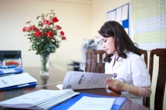 Mặc dù làm giờ hành chính, 7 giờ 30 mới bắt đầu công việc nhưng chị Trần Thanh Xuân, nữ điều dưỡng viên tại khoa Mũi Xoang (Bệnh viện Tai Mũi Họng Trung ương) thường đến sớm hơn các đồng nghiệp. (Ảnh: Minh Sơn/Vietnam+)