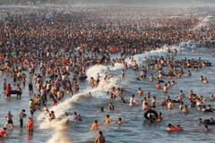 Những ngày nắng nóng đỉnh điểm vừa qua, lượng khách đổ về khu du lịch Sầm Sơn tăng cao đột biến. (Ảnh: PV/Vietnam+)