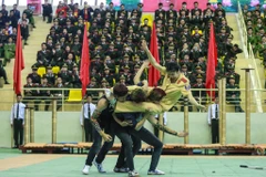 Màn biểu diễn bay người kẹp cổ quật ngã 3 đối tượng của cô khiến nhiều người ấn tượng và thán phục. (Ảnh: PV/Vietnam+)