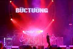 [Photo] Khán giả Hải Phòng "cháy" với RockStorm7 ở "chảo lửa" SVĐ Cảng