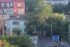 Khoảnh khắc khủng bố nổ súng bắn thẳng vào xe cảnh sát ở Dagestan