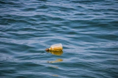 5 người Sri Lanka tử vong vì uống chất lỏng bí ẩn từ chai trôi trên biển