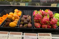 Thanh long và măng cụt Việt Nam bày bán tại Whole Food, siêu thị cao cấp chuyên bán hàng chất lượng cao và sản phẩm hũu cơ tại Anh. (Ảnh: Minh Hợp/TTXVN)
