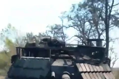 Cận cảnh "siêu tăng" M1A1SA đắp dày giáp phản ứng nổ vẫn bị bắn cháy đen