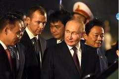 Khoảnh khắc Tổng thống Nga Putin rời chuyên cơ, bắt đầu thăm chính thức Việt Nam